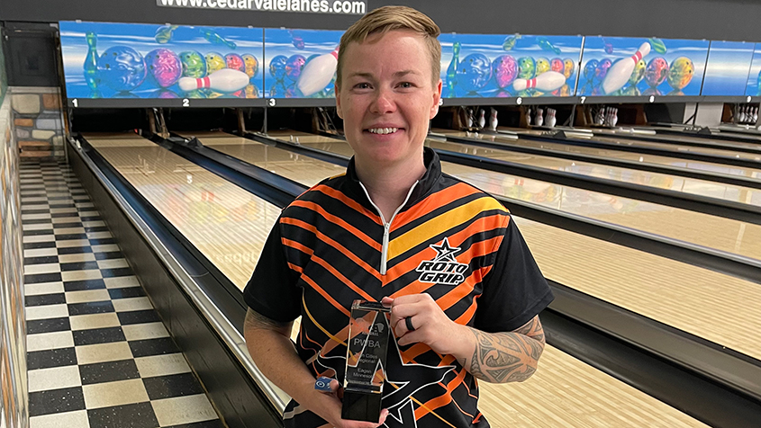 Brittany Smith with trophy at 2023 PWBA Twin Cities Regional